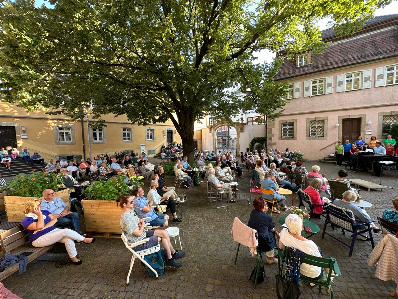Zuschauer unter Linde